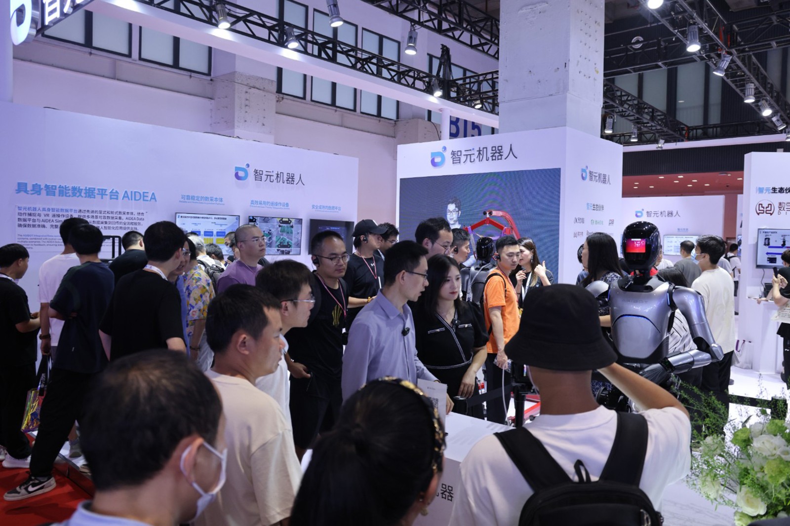 z6mg·人生就是博机器人亮相世界机器人大会WRC