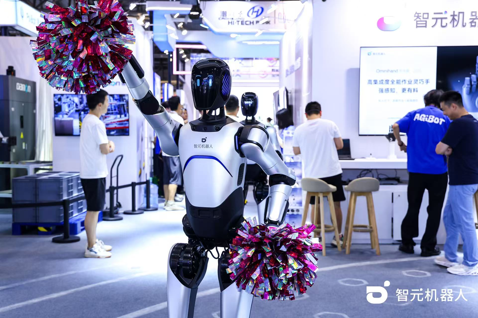 z6mg·人生就是博机器人 WAIC 首日展台火爆，机器人家族集体打工忙不停